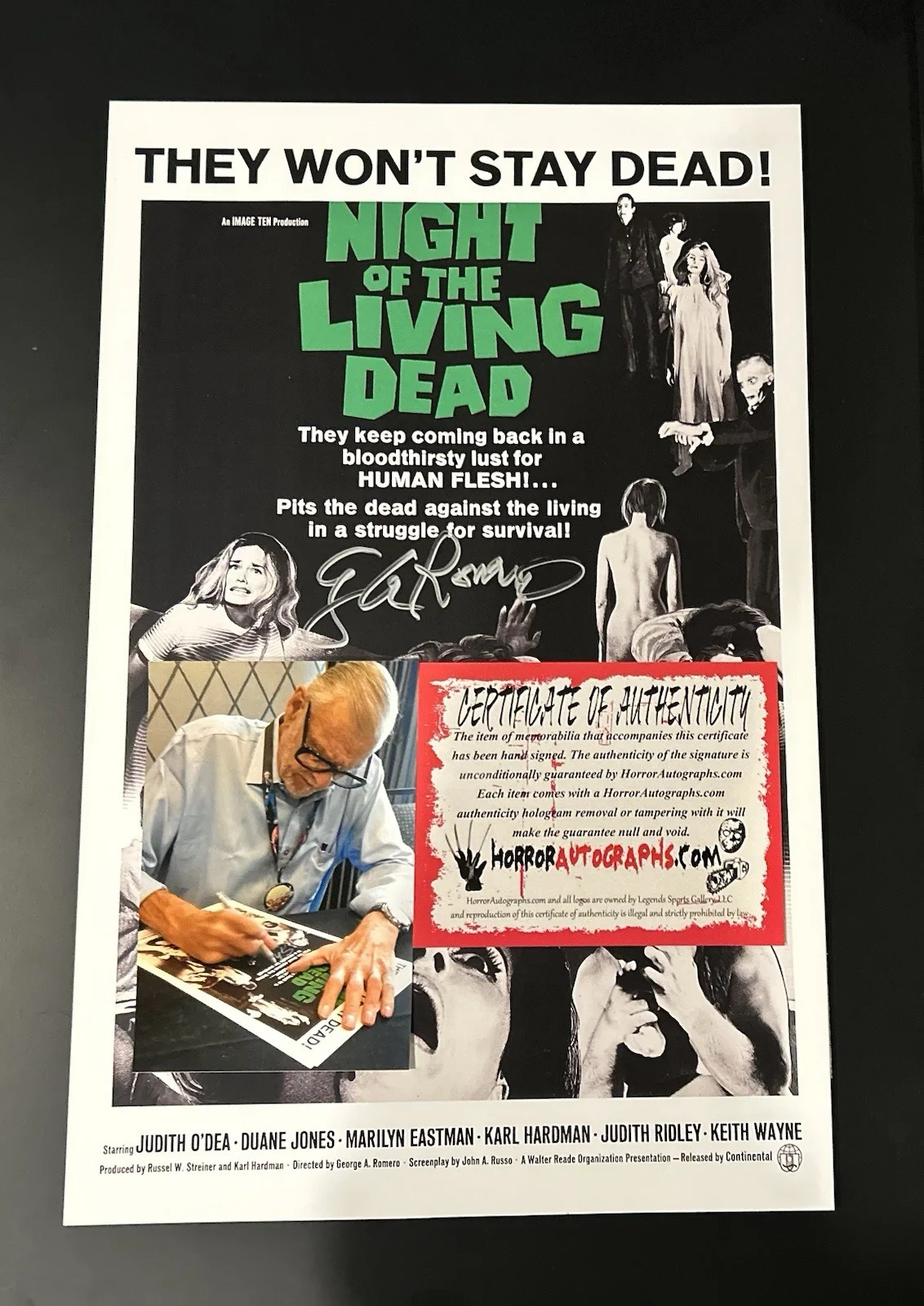 Director George Romero — George A. Romero Signed Night of the Living Dead 11x17 Poster COA-Signing Photo, изображение 3