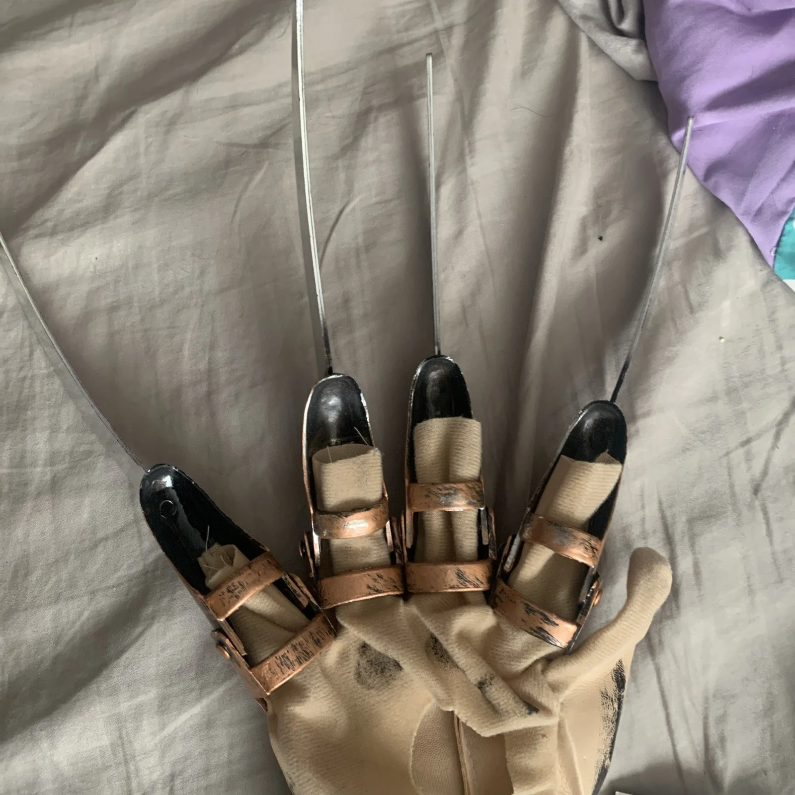 Robert Englund — Robert Englund Signed Freddy Krueger Replica Glove Nightmare Elm Street JSA COA, изображение 4