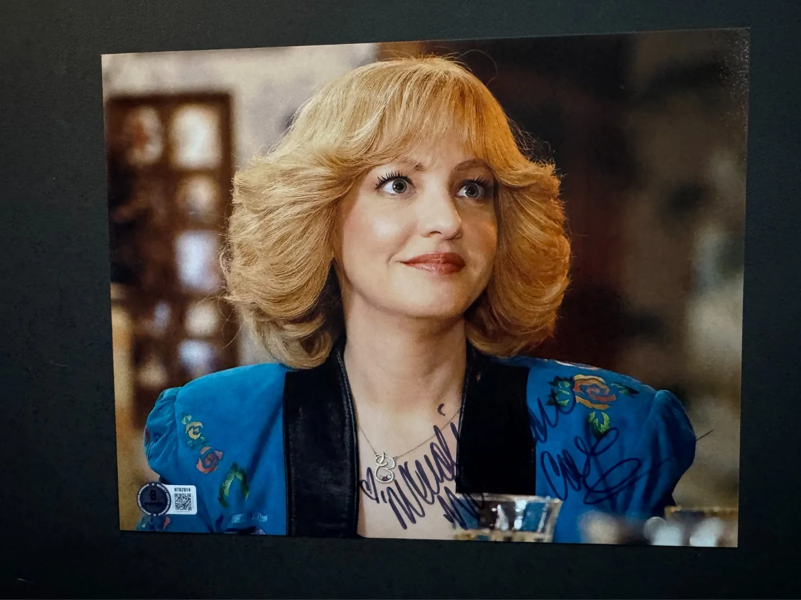 Wendi McLendon-Covey — Wendi McLendon-Covey autographed signed classic sexy 8x10 photo Beckett BAS coa