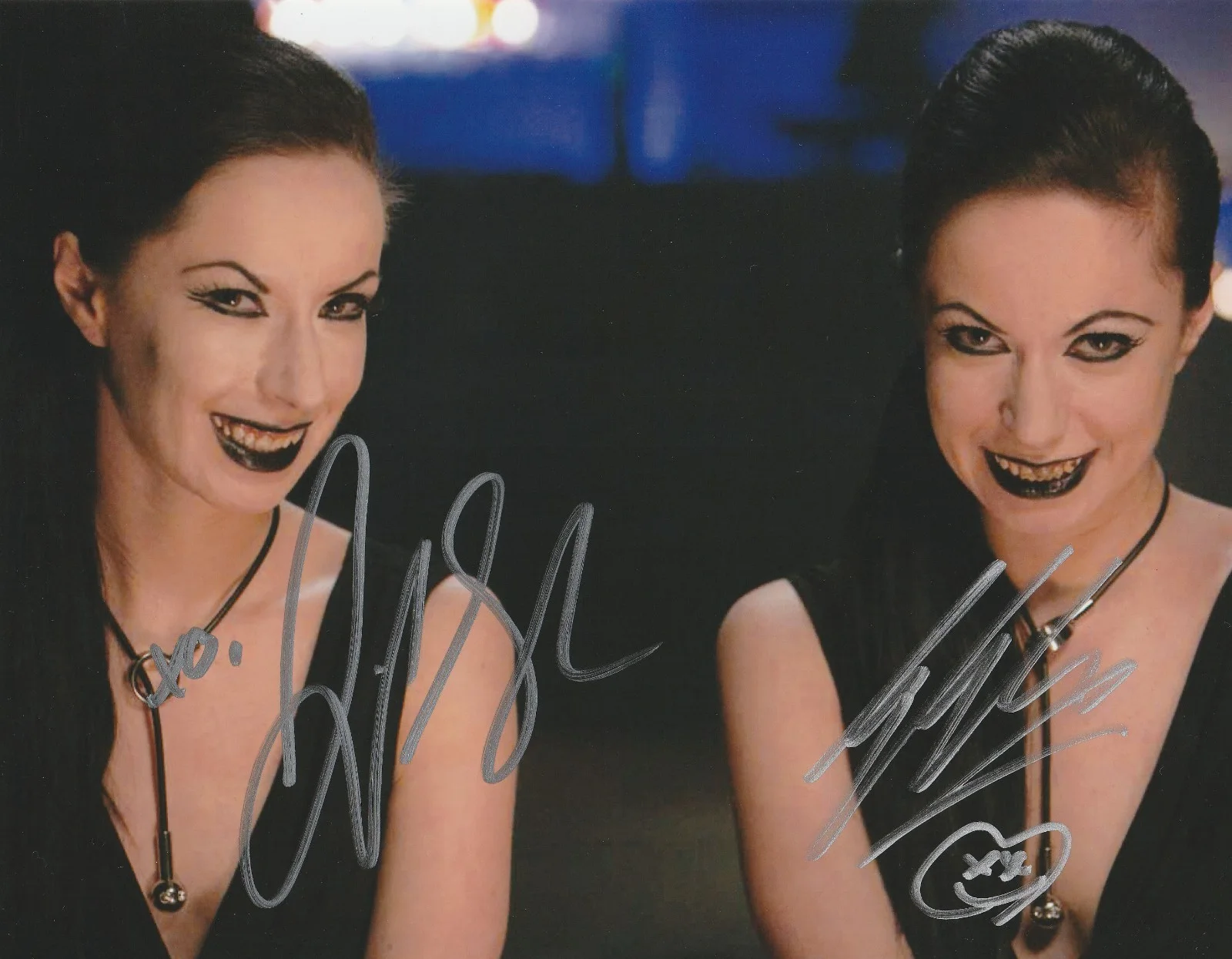 JEN & SYLVIA SOSKA — JEN & SYLVIA SOSKA TWINS SIGNED 10X8 COLOR PHOTO AUTOGRAPH AMERICAN MARY HORROR