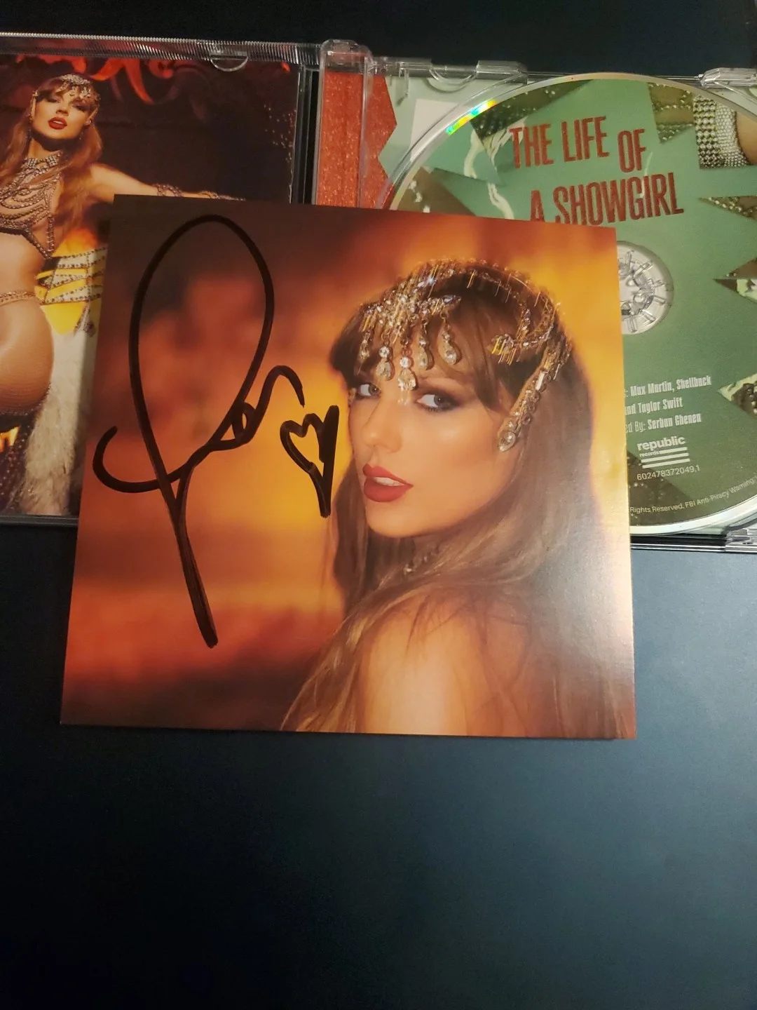 Taylor Swift The Life Of A Showgirl signed cd photo #1 DOUBLE HEART, изображение 3