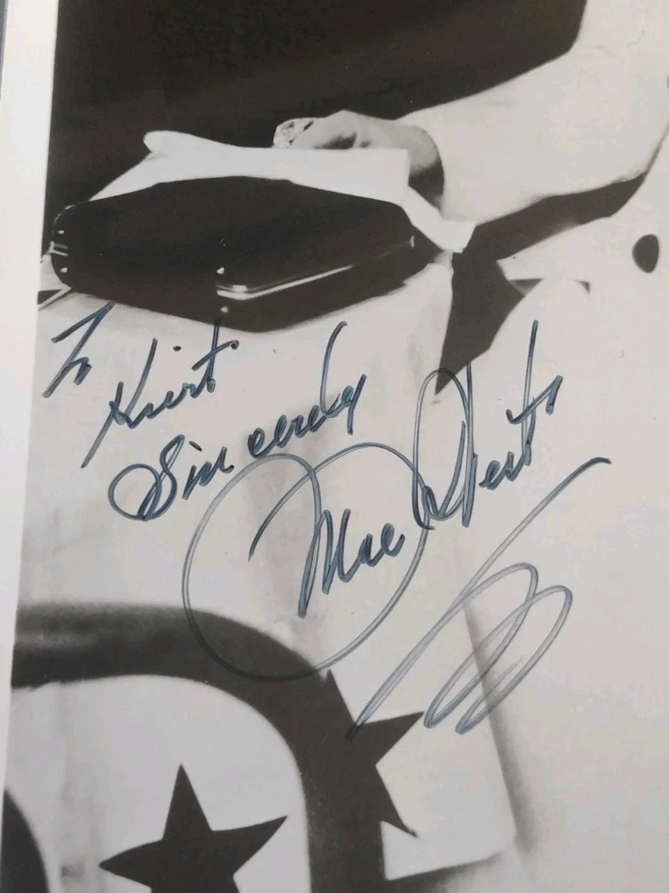 Mae West — Vintage Autographed + Inscribed Photo of Mae West Signed Sincerely 8 x 10, изображение 2