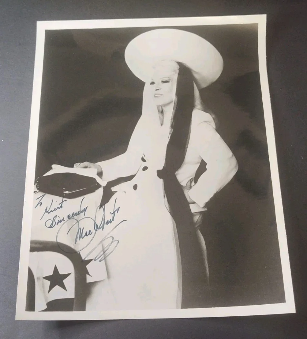 Mae West — Vintage Autographed + Inscribed Photo of Mae West Signed Sincerely 8 x 10, изображение 3