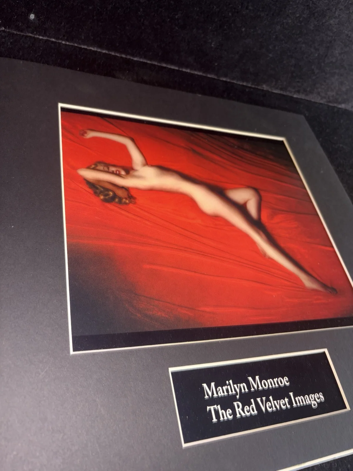 Tom Kelley photograph of Marilyn Monroe from the 1949 "Red Velvet" series. Rare, изображение 2