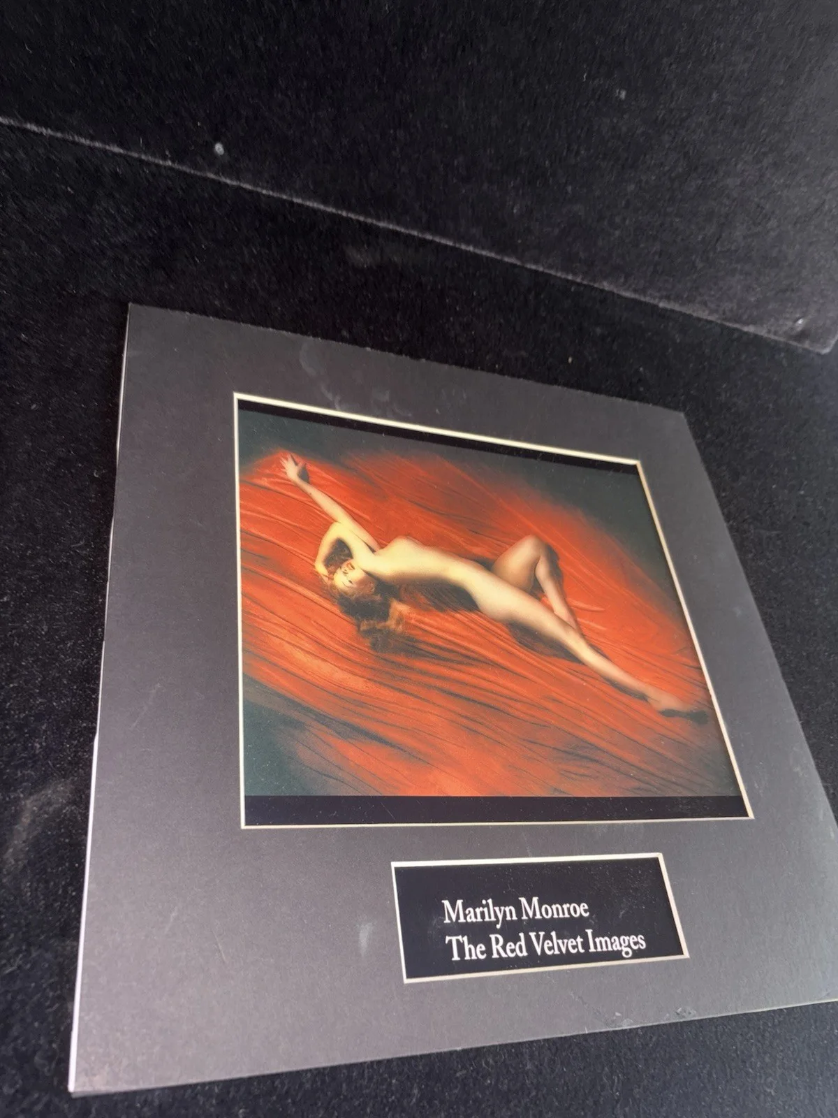 Tom Kelley photograph of Marilyn Monroe from the 1949 "Red Velvet" series. Rare, изображение 2