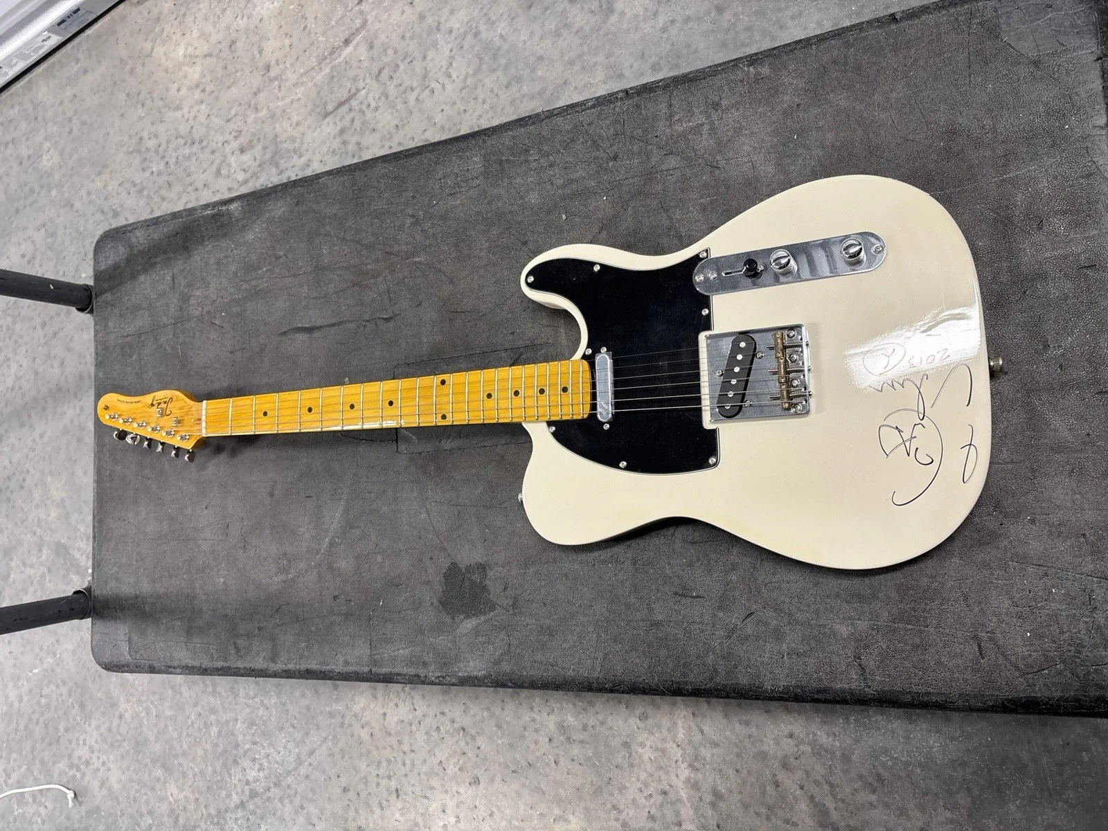 INDIANA ICLE-T INDY SIGNED KEITH URBAN GUITAR, изображение 3