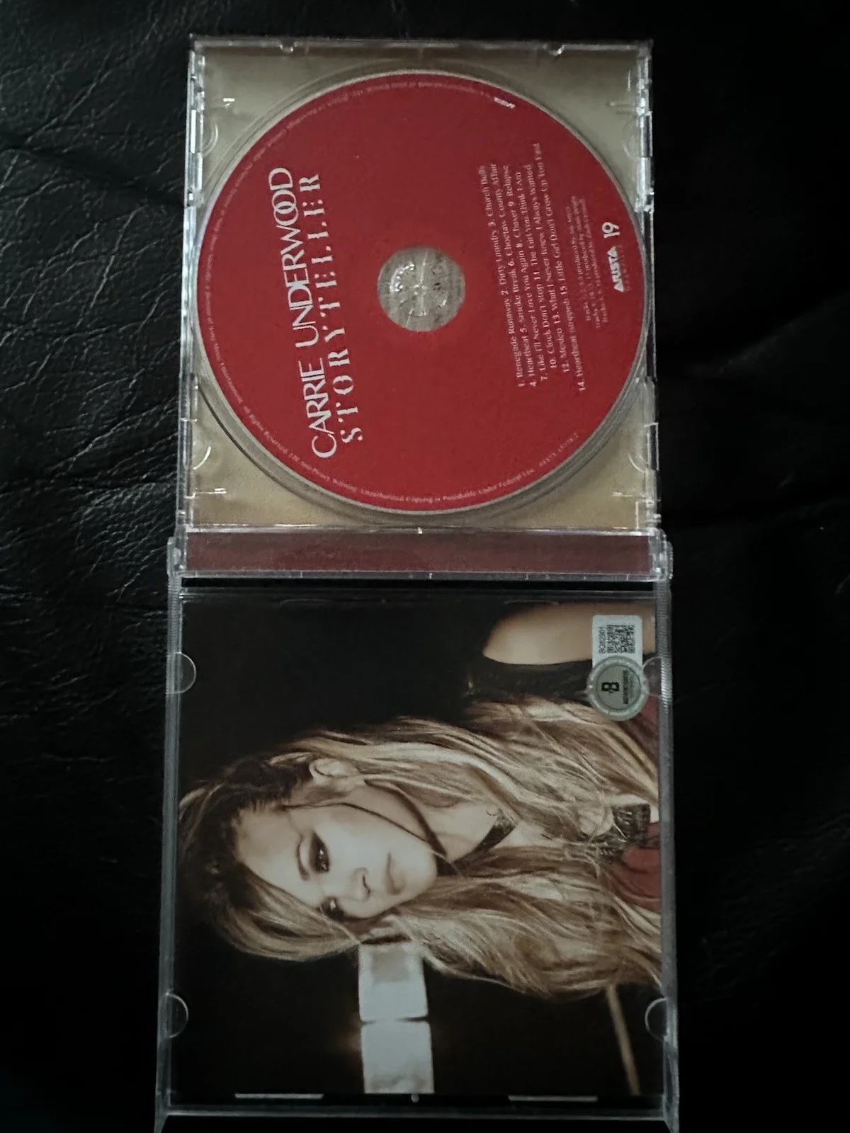 Carrie Underwood Signed Storyteller CD BECKETT COA BQ82901, изображение 2