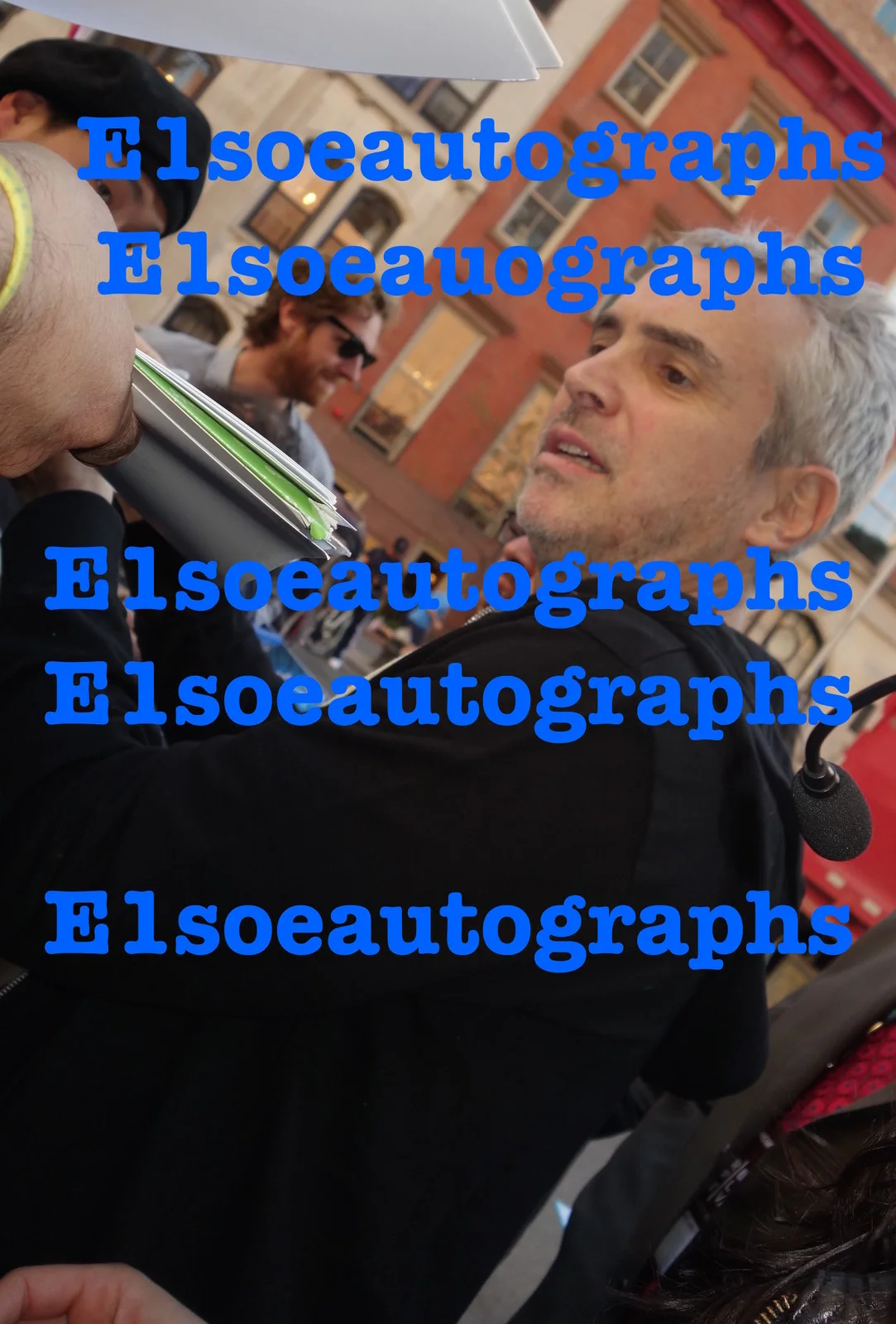 alfonso cuaron — Director Alfonso Cuaron signed ROMA 8x10 photo. Proof. Oscar winner. Gravity, image 2