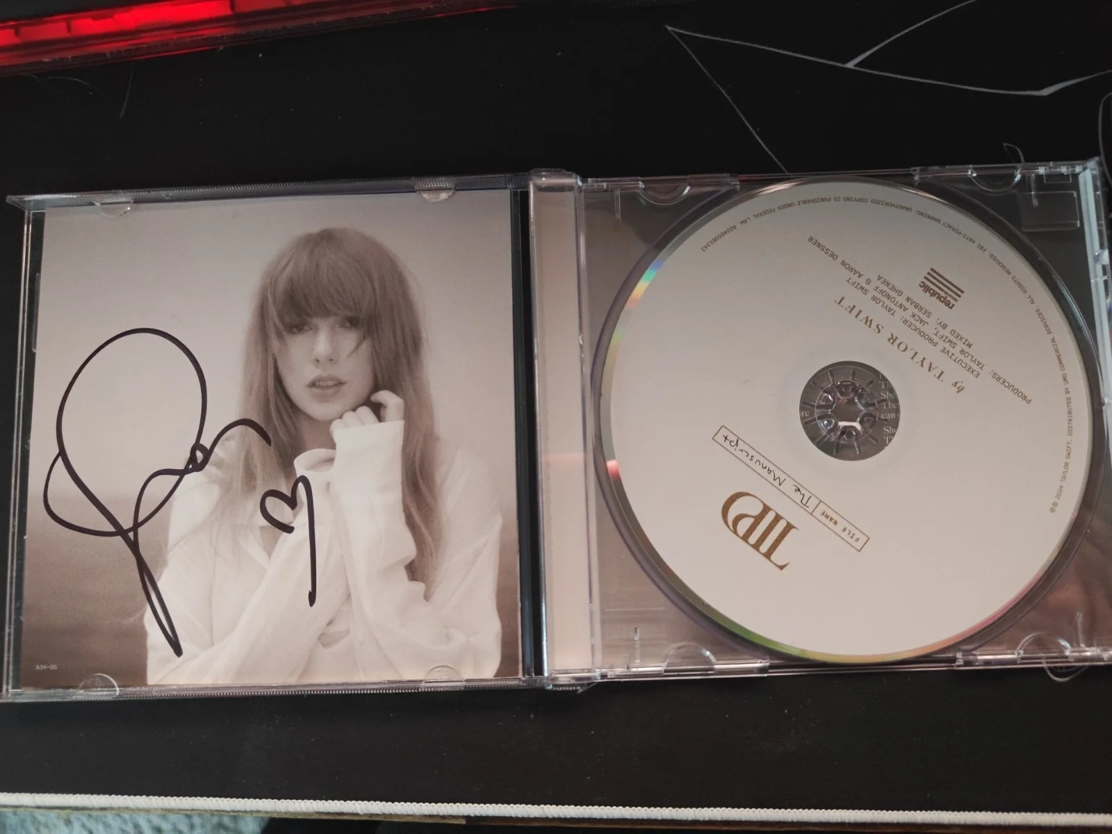 The Tortured Poets Department TTPD Taylor Swift SIGNED HEART CD, image 2