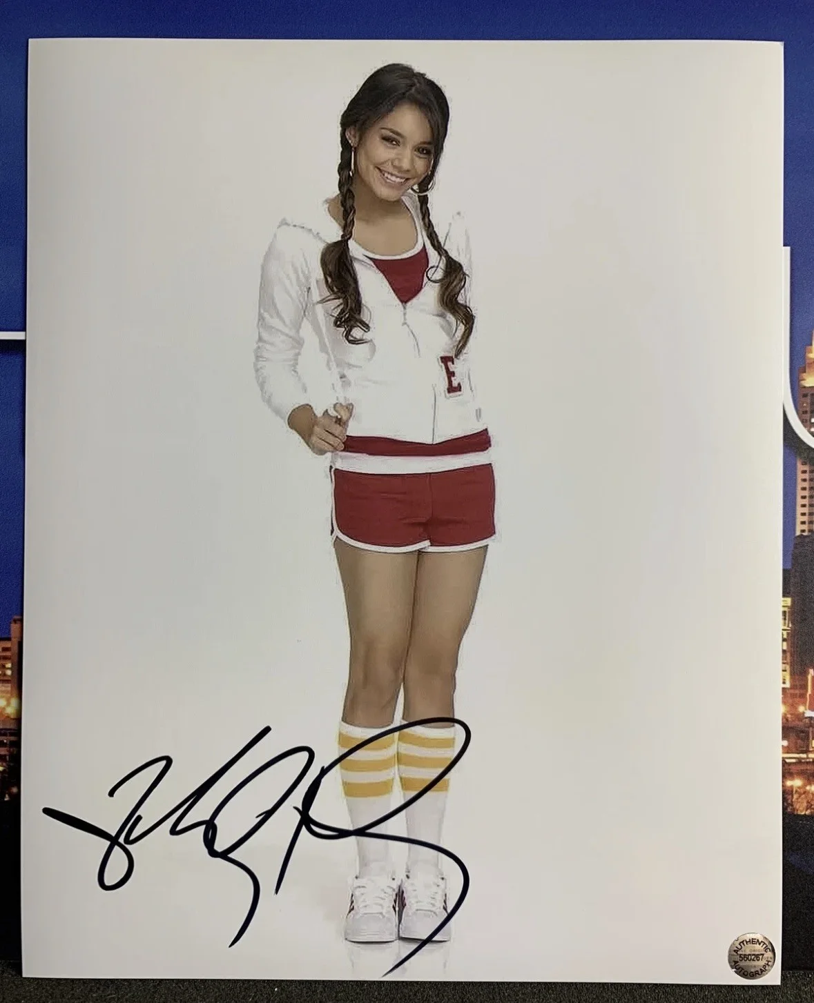 Vanessa Hudgens — Vanessa Hudgens (Actress) Signed Autographed 8x10 glossy photo - AUTO COA