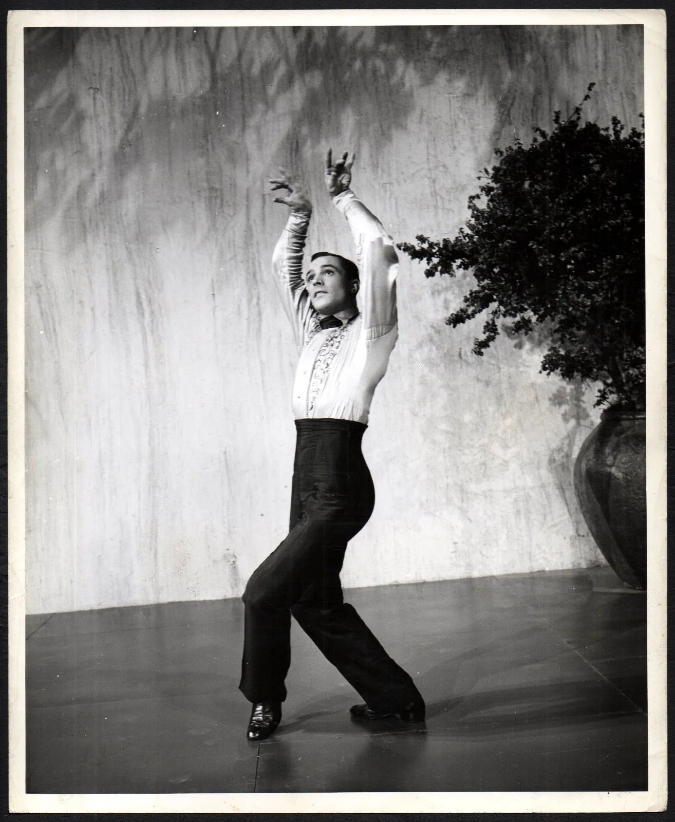 ANCHORS AWEIGH 1945 Gene Kelly, Sharon McManus 2 10x8 STILLS, изображение 3