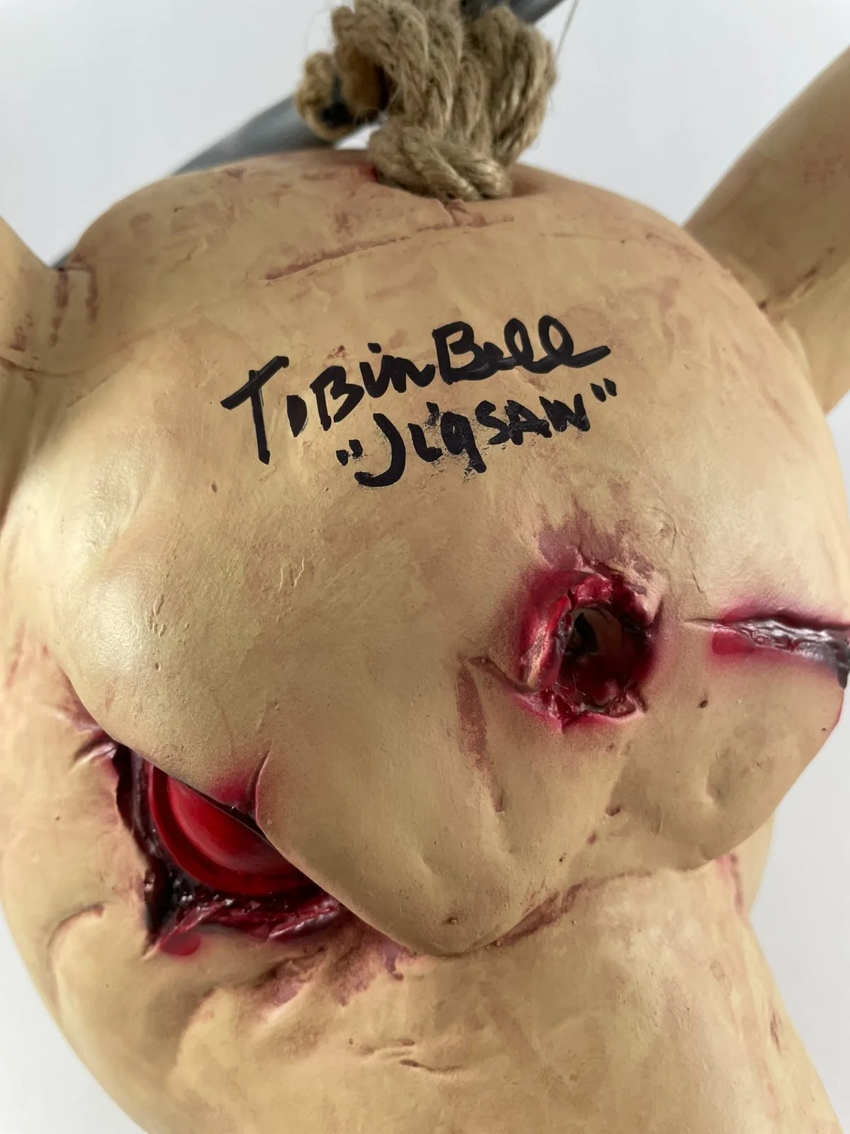 Tobin Bell — Tobin Bell Signed Spirit Pig Head Prop Authentic Autograph SAW Jigsaw JSA COA, изображение 2