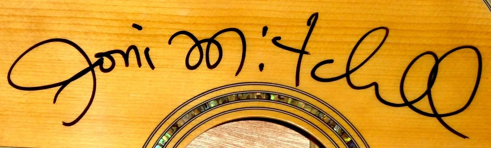 JONI MITCHELL HAND SIGNED AUTOGRAPHED GUITAR ON BODY RARE W/EXACT PROOF +JSA COA, изображение 2
