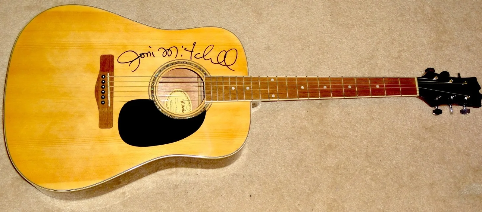 JONI MITCHELL HAND SIGNED AUTOGRAPHED GUITAR ON BODY RARE W/EXACT PROOF +JSA COA, изображение 3