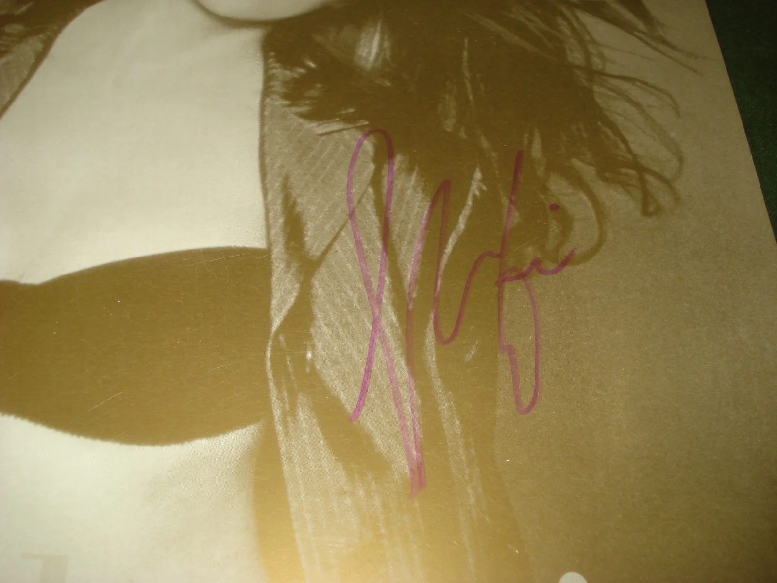 1990's SHANIA TWAIN AUTOGRAPHED CONCERT PROGRAM 11" X 15", NICE PIECE, image 2