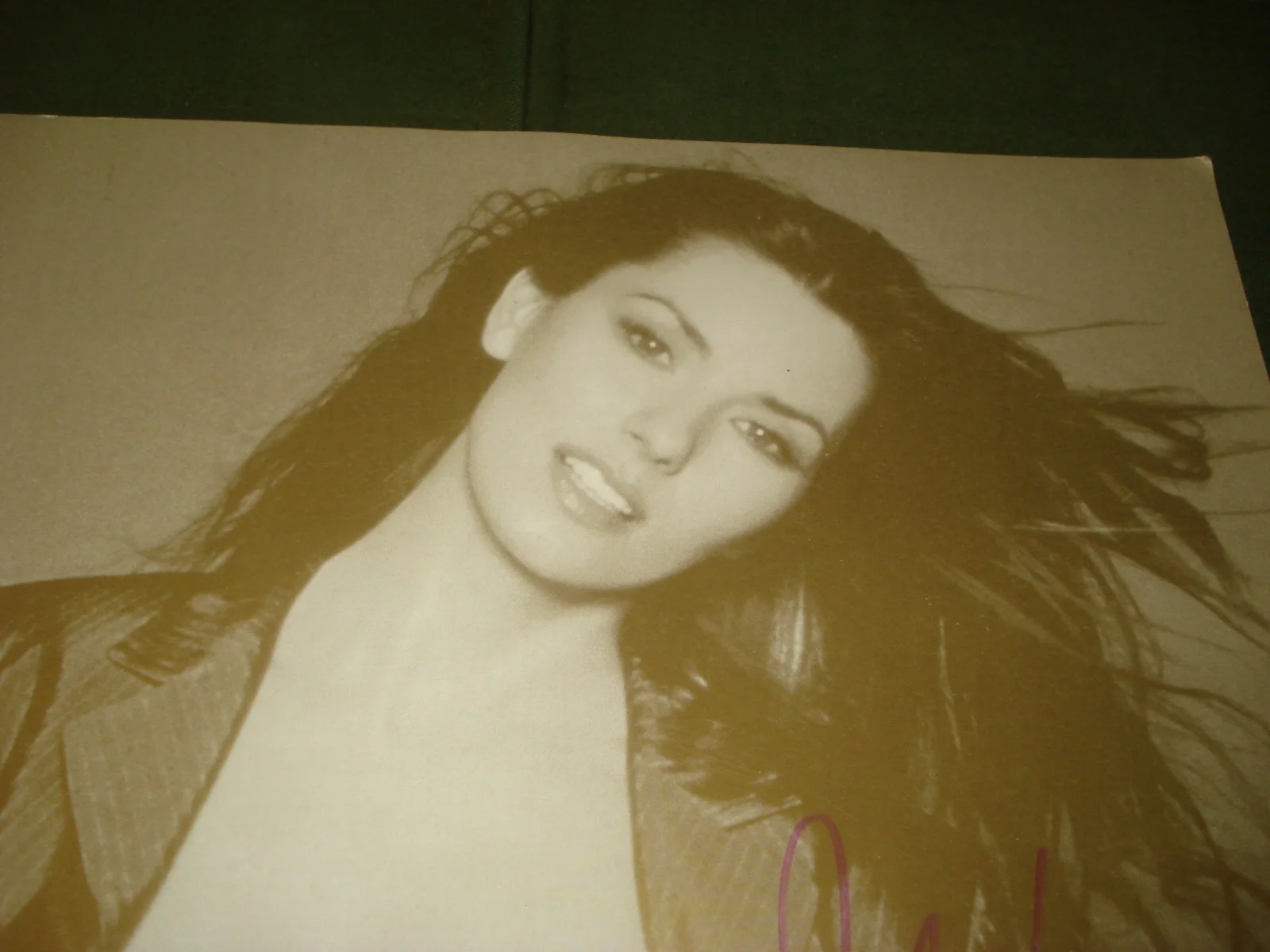 1990's SHANIA TWAIN AUTOGRAPHED CONCERT PROGRAM 11" X 15", NICE PIECE, image 4