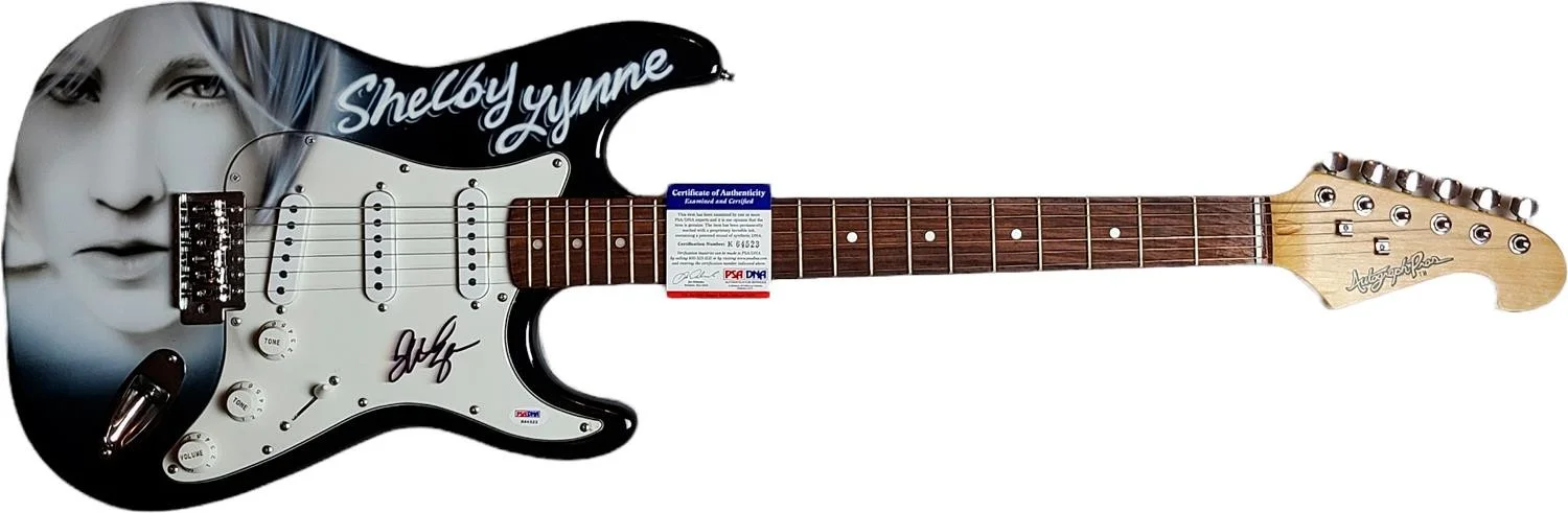 Shelby Lynne Signed Airbrushed Painting Guitar UACC AFTAL RACC TS PSA, изображение 2