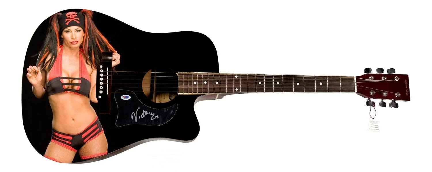 WWE Victoria Signed 1/1 Custom Graphics Photo WWF Guitar PSA, изображение 2