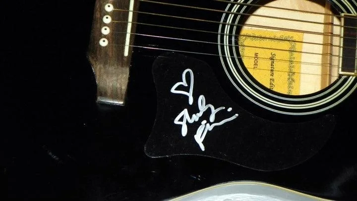 Shelly Fairchild Signed Autographed Black Acoustic Guitar, изображение 3