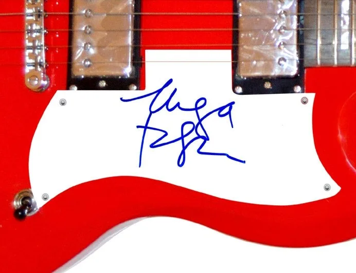 Maya Rudolph Signed Autographed Red Guitar, изображение 2