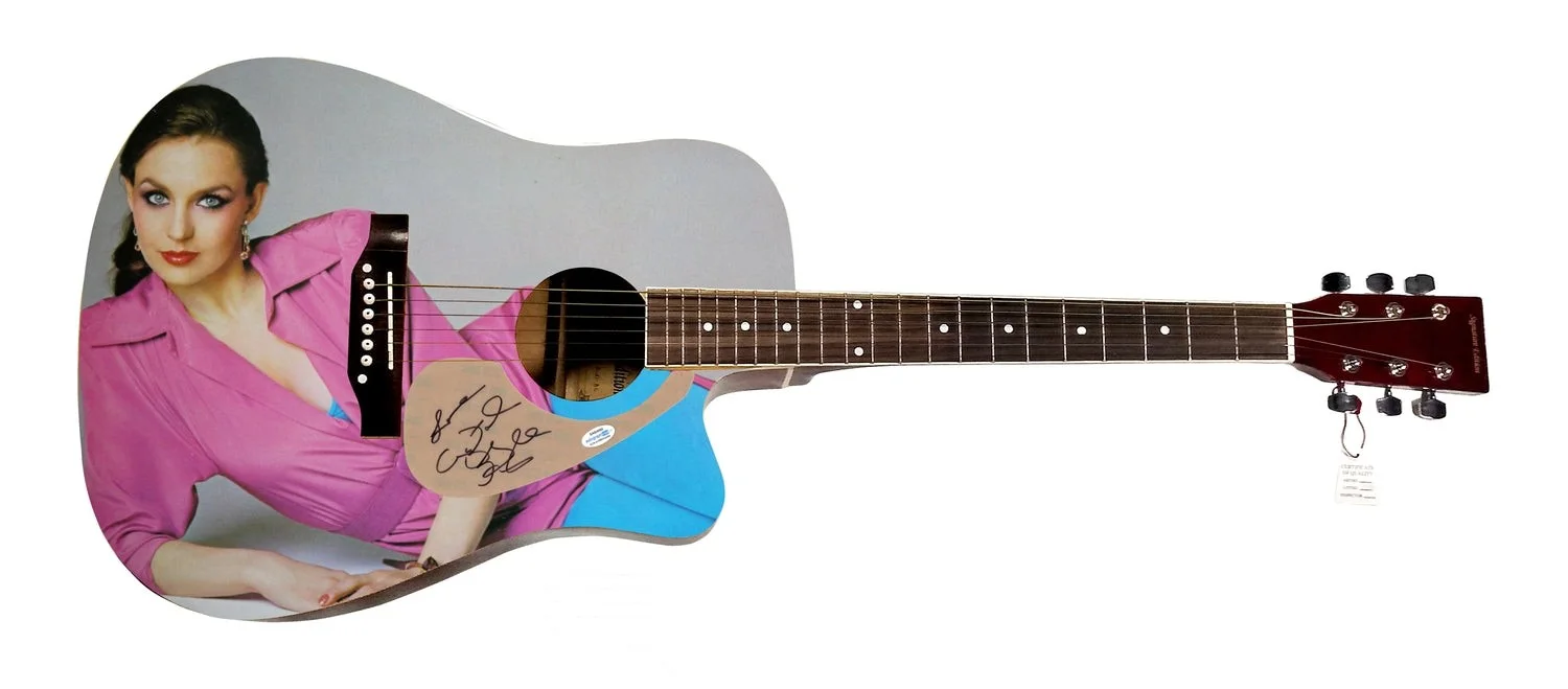 Crystal Gayle Signed 1:1 Signature Edition Graphics Photo Guitar ACOA, изображение 2
