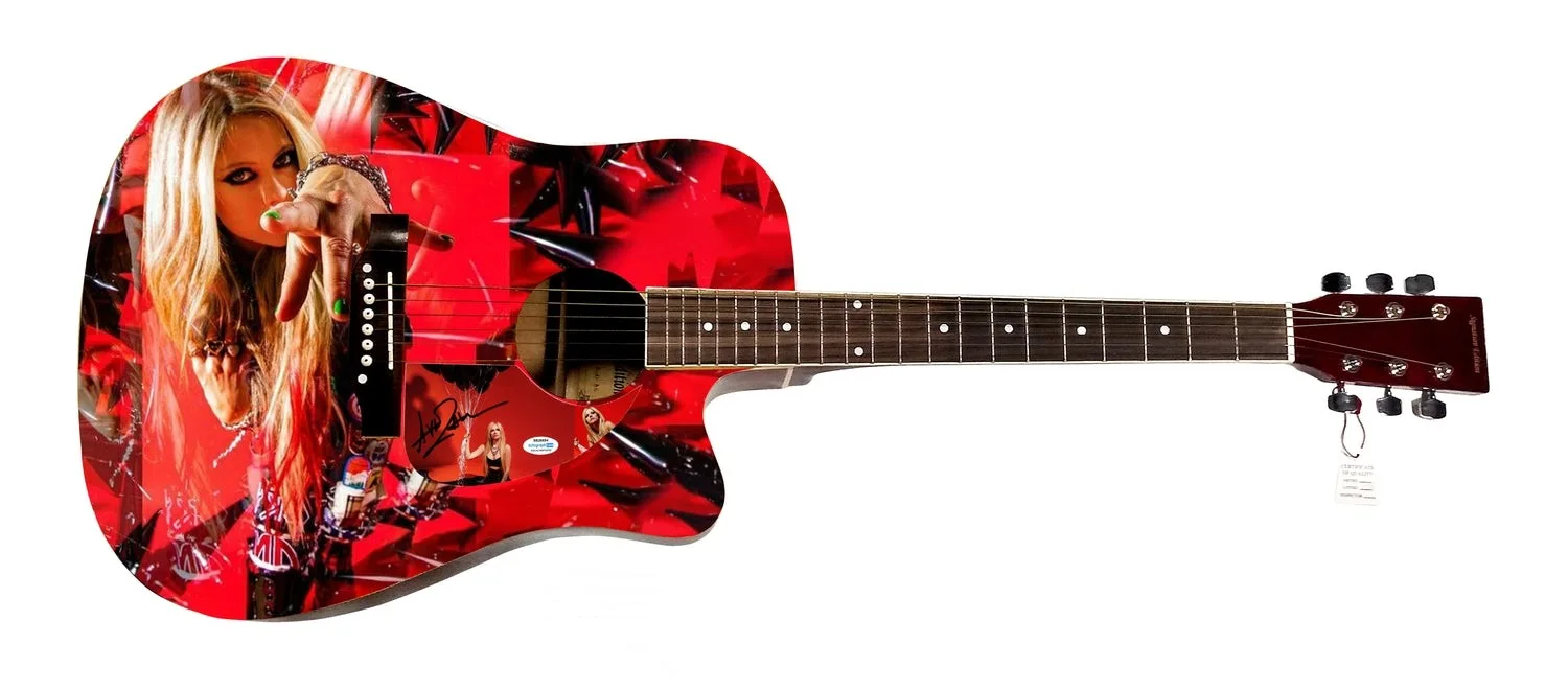 Avril Lavigne Wild Child Signed Custom Graphics Photo Guitar ACOA, изображение 2