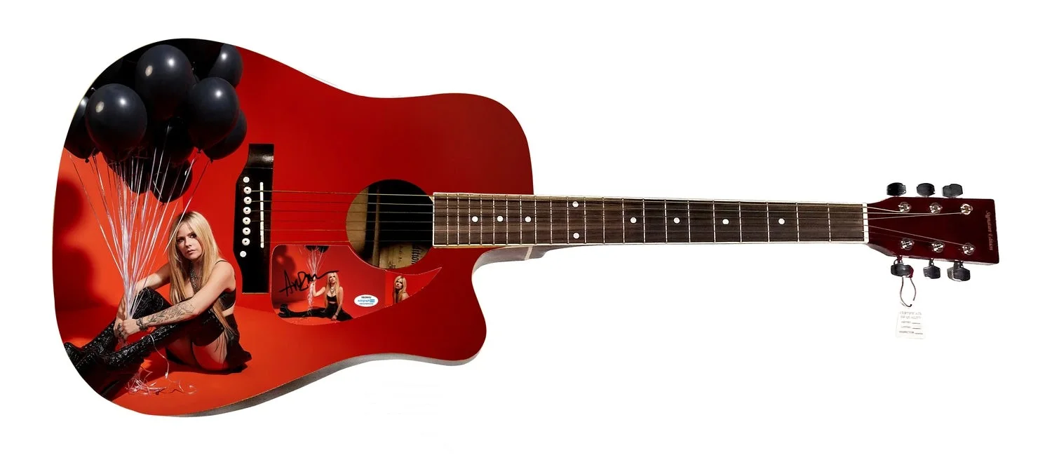 Avril Lavigne Love Sucks Album Autographed Custom Graphics Photo Guitar ACOA, изображение 2