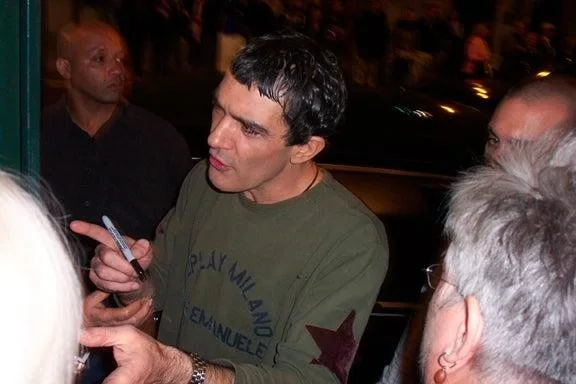 ZORRO Antonio Banderas Signed Autographed 8x10 Photo ACOA, image 4
