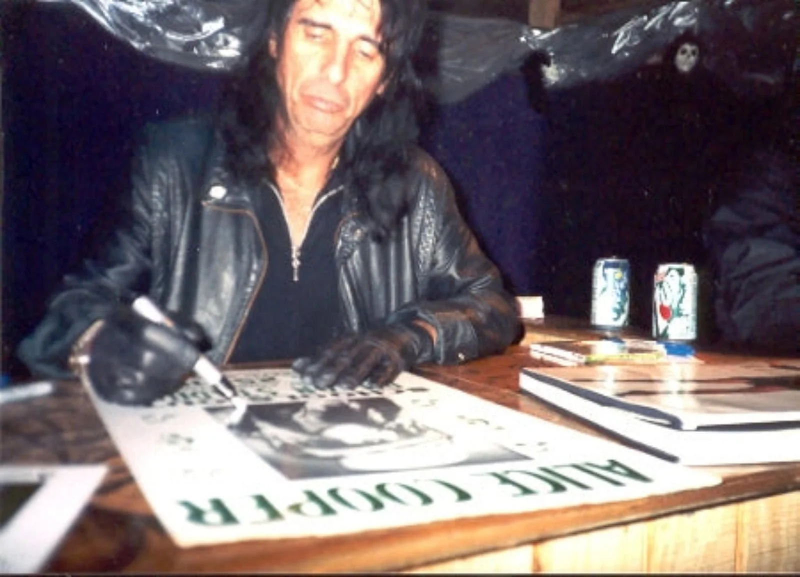 Alice Cooper Signed Autographed 11x14 Photo Live with Garbage Can ACOA, изображение 3
