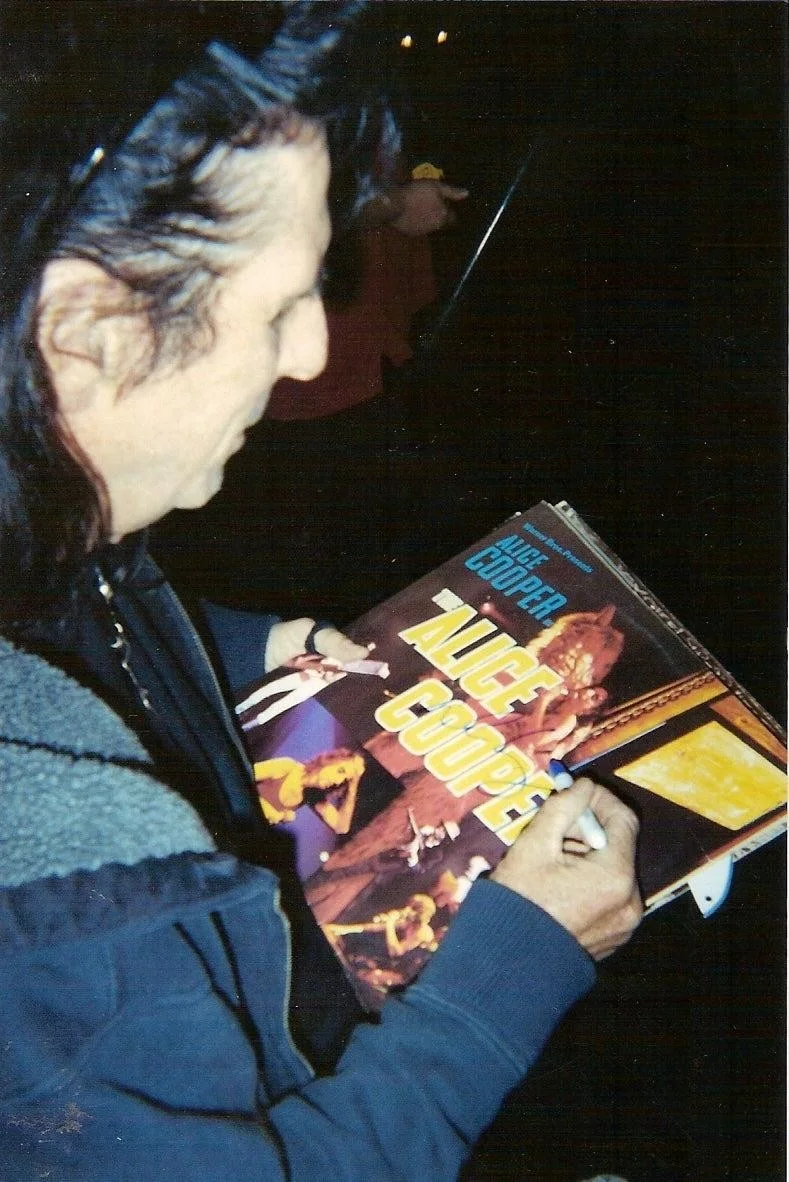 Alice Cooper Signed Autographed 11x14 Photo Live with Garbage Can ACOA, изображение 5