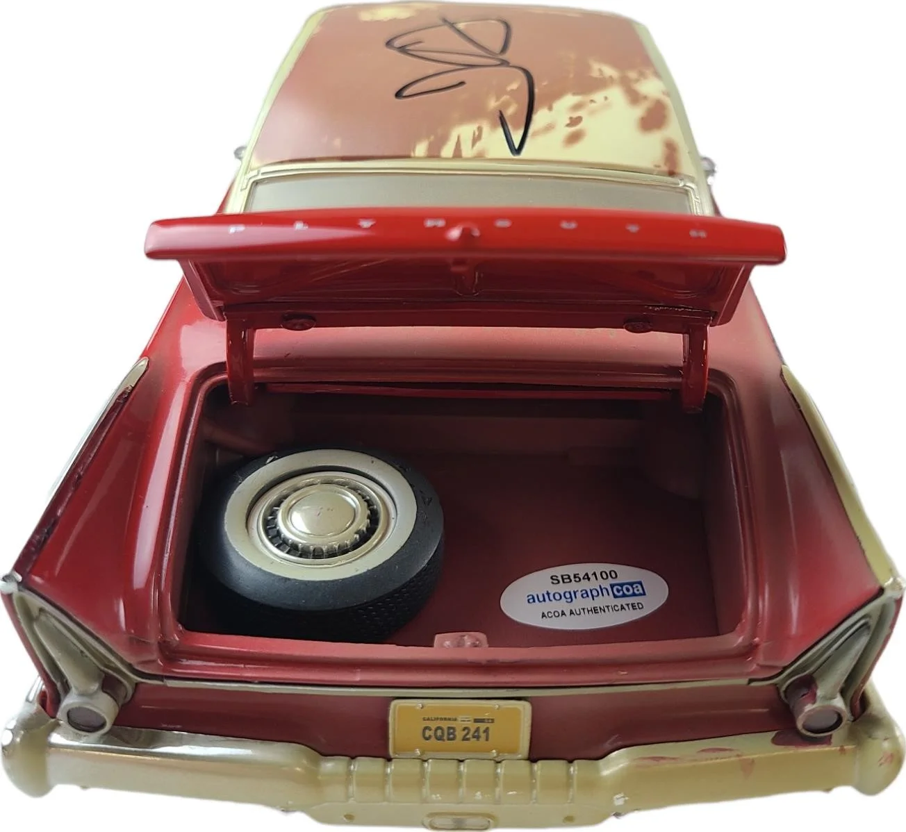 John Carpenter Signed Christine 1958 Plymouth Fury 1:18 Die-Cast Car ACOA, изображение 2