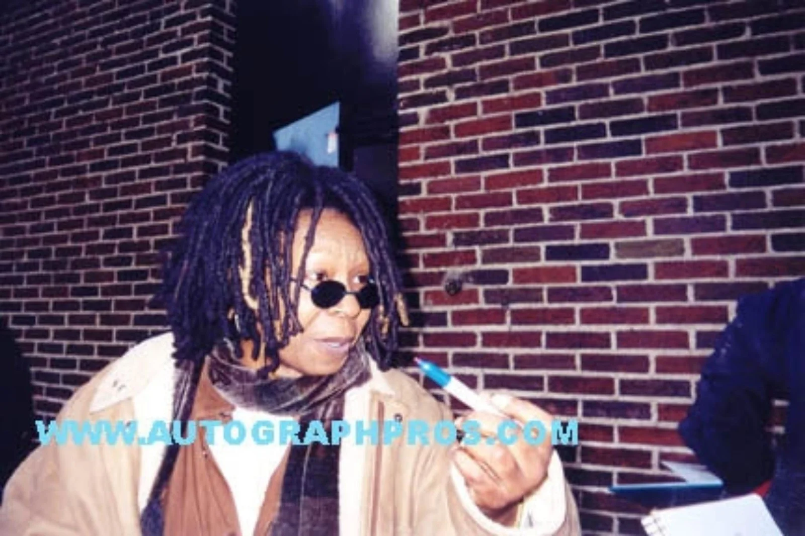 Whoopi Goldberg Signed Autographed 11x14 Photo ACOA, изображение 3