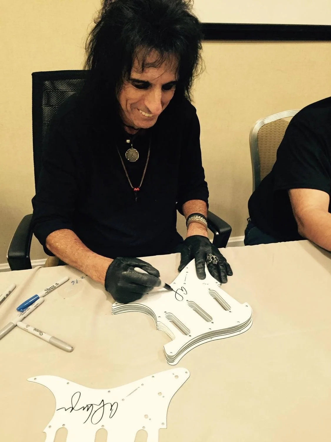 Alice Cooper Autographed Headless Custom Graphics Photo Guitar, изображение 4
