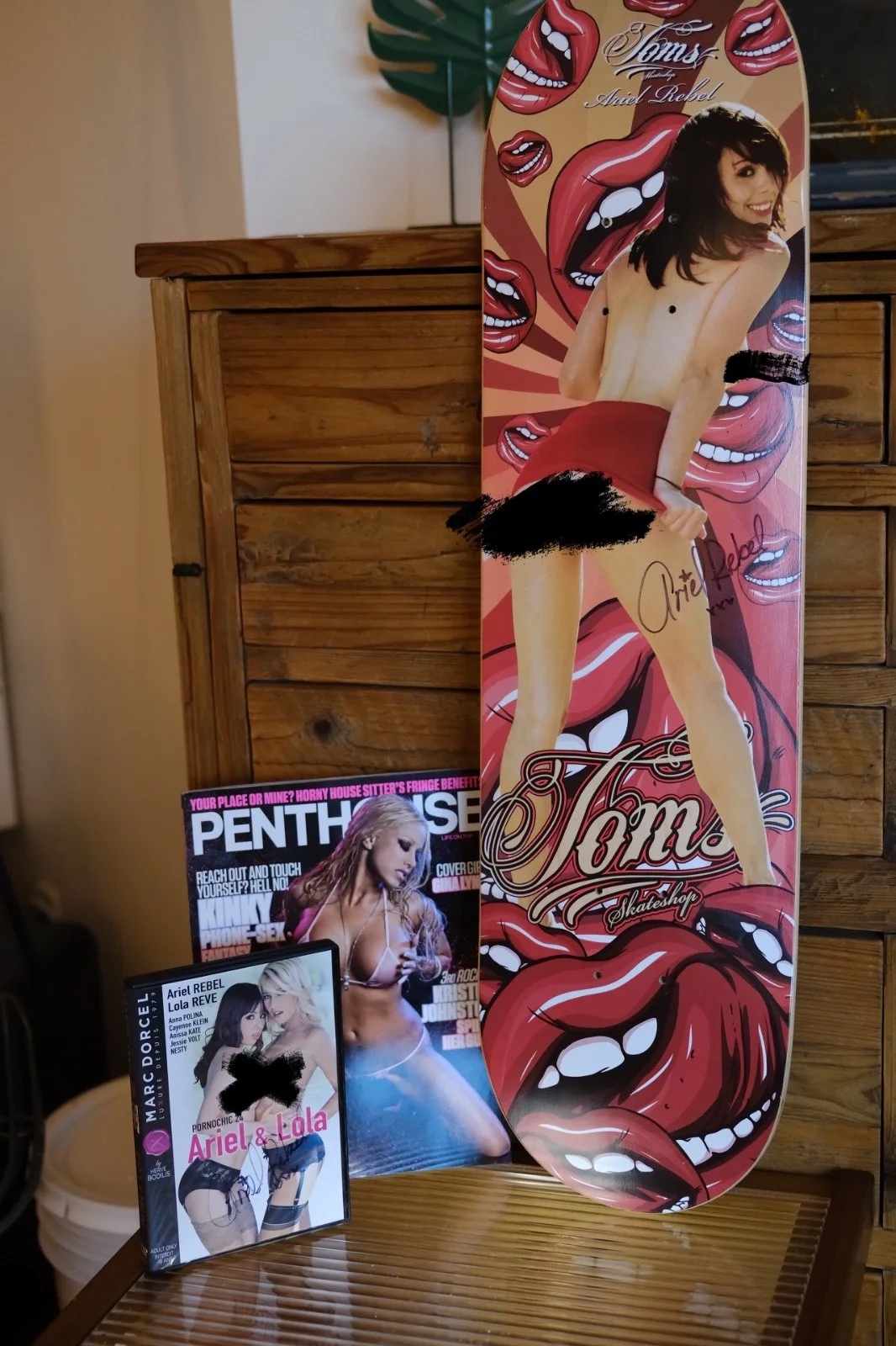 Ariel Rebel — Ariel Rebel SIGNED Collectors Lot – Autographed Skateboard, Magazine and DVD, изображение 3