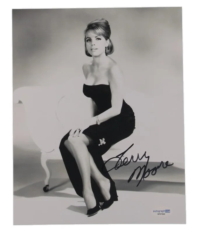 TERRY MOORE — TERRY MOORE-American Actress Signed 8x10 Photo (AutographCOA)