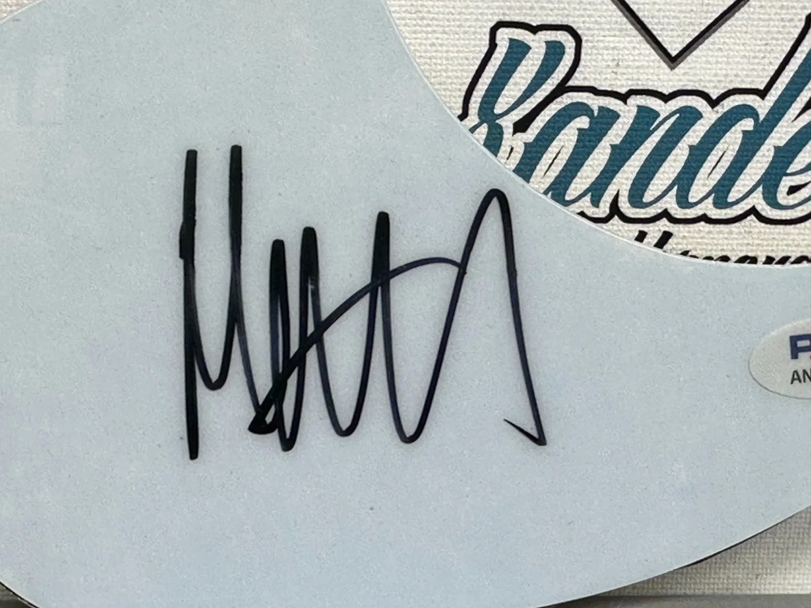MATTY MATT HEALY THE 1975 SIGNED AUTOGRAPHED WHITE GUITAR PICK GUARD-PSA DNA COA, image 2