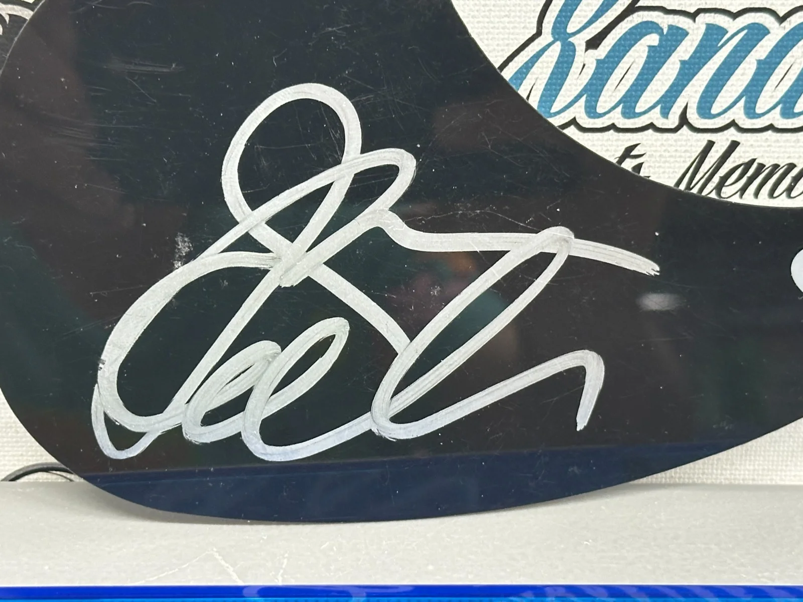 JUDY COLLINS WILDFLOWERS SIGNED AUTOGRAPHED BLACK GUITAR PICK GUARD-PSA DNA COA, изображение 2