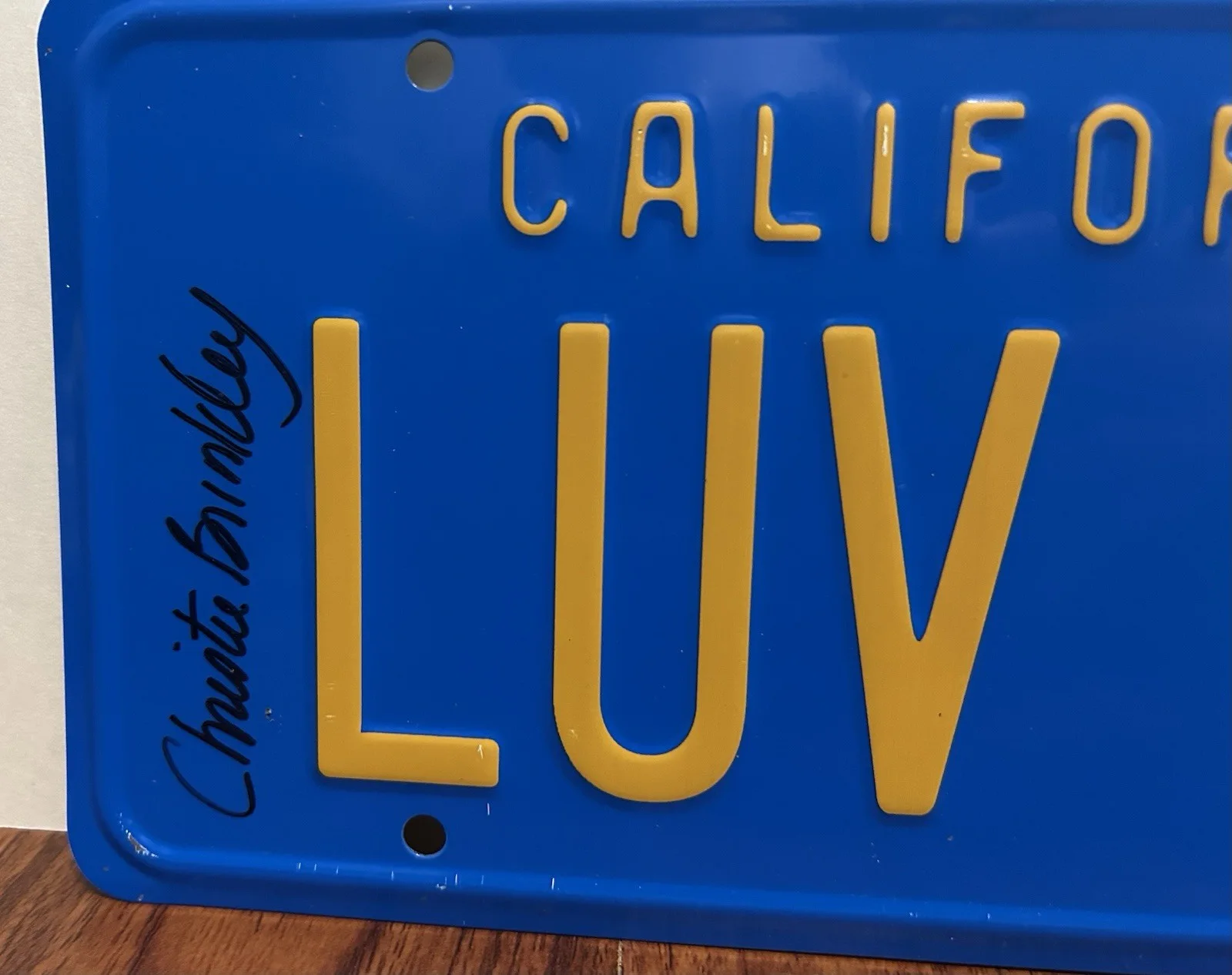 Christie Brinkley — CHRISTIE BRINKLEY SIGNED VACATION LUV ME LICENSE PLATE BECKETT BAS, изображение 3
