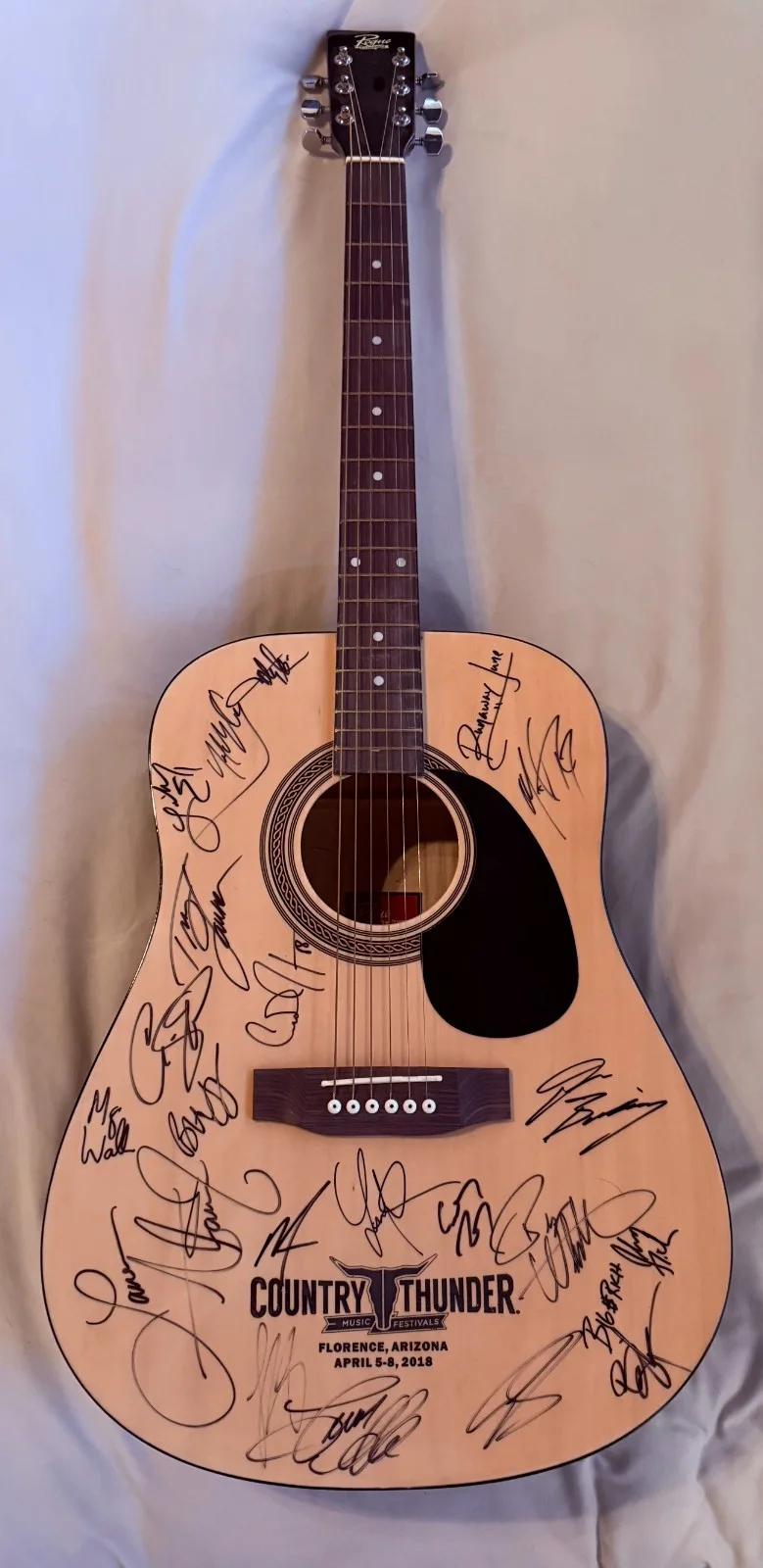 Signed Guitar from the 2018 Country Thunder Music Festival held in Florence, AZ, изображение 2