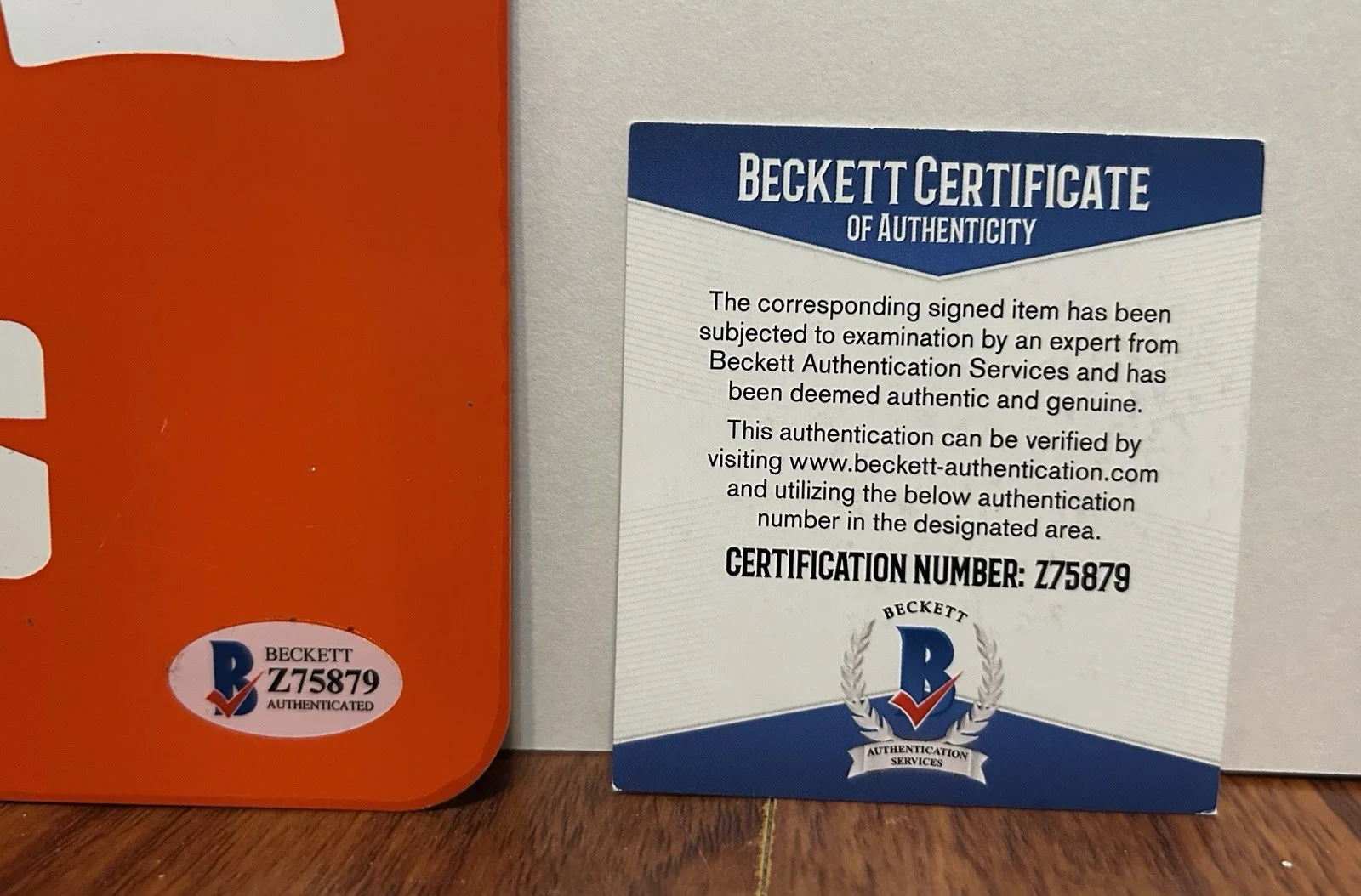Eugene Levy — EUGENE LEVY SIGNED VACATION LOU GLUTZ CAR SALESMAN LICENSE PLATE BECKETT BAS, изображение 2