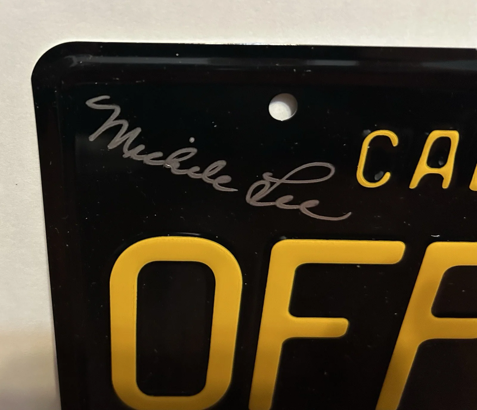 Michele Lee — MICHELE LEE SIGNED HERBIE THE LOVE BUG DISNEY CAROLE LICENSE PLATE BECKETT BAS, изображение 2