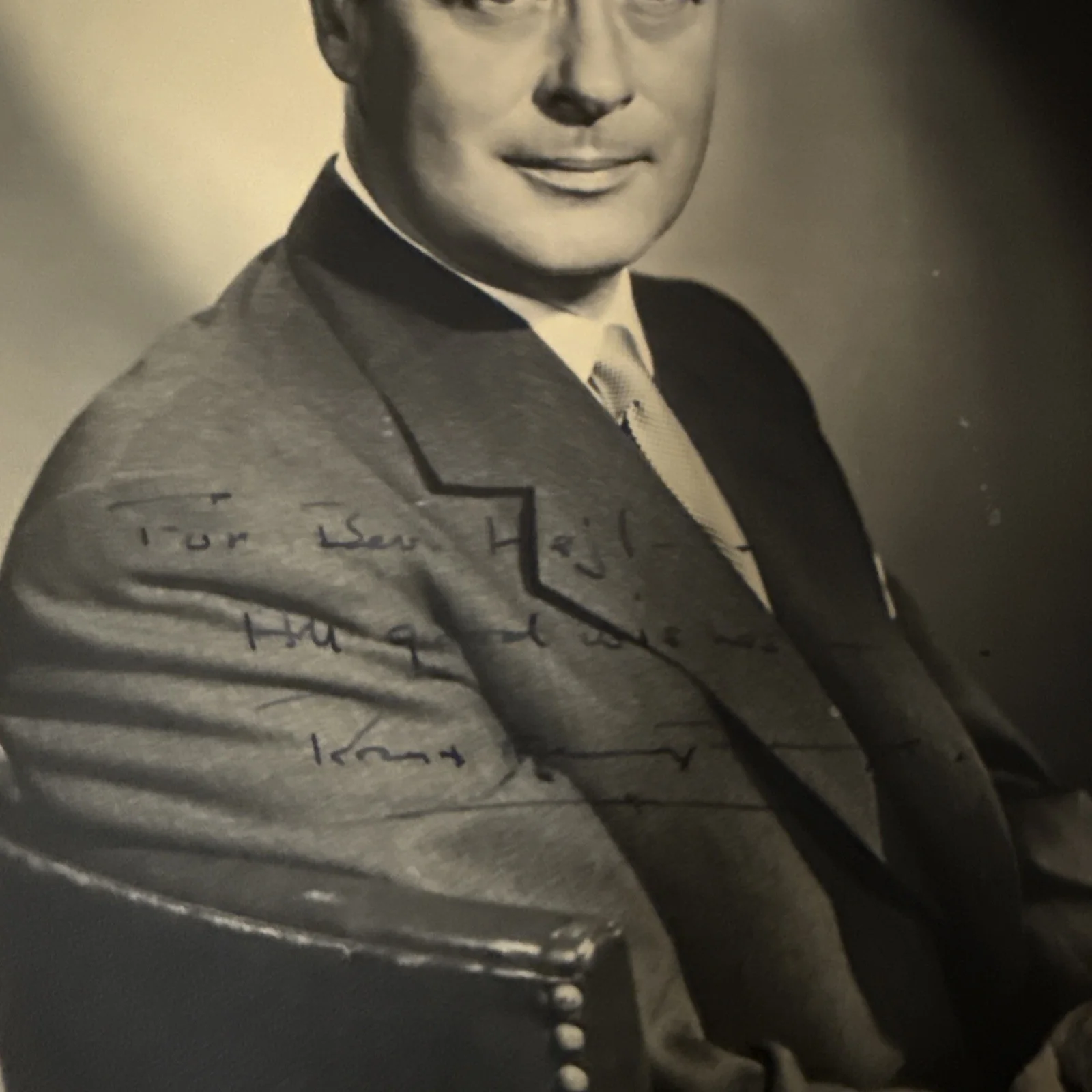 Robert Montgomery — CLASSIC VINTAGE 8X10 GLOSSY SIGNED PHOTO OF LEGENDARY ACTOR ROBERT MONTGOMERY, изображение 2