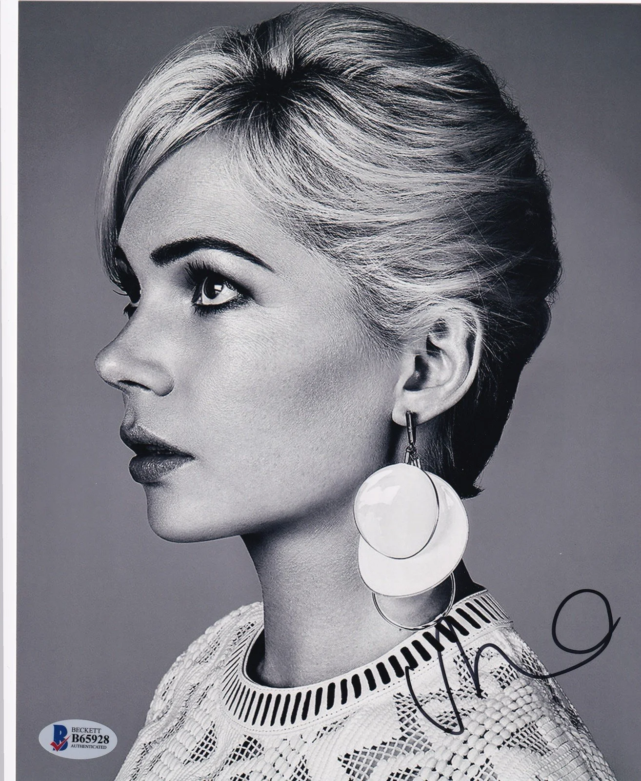 MICHELLE WILLIAMS — 5 Time Oscar Nominated MICHELLE WILLIAMS SIGNED Photo 8X10 AUTOGRAPH (Beckett)