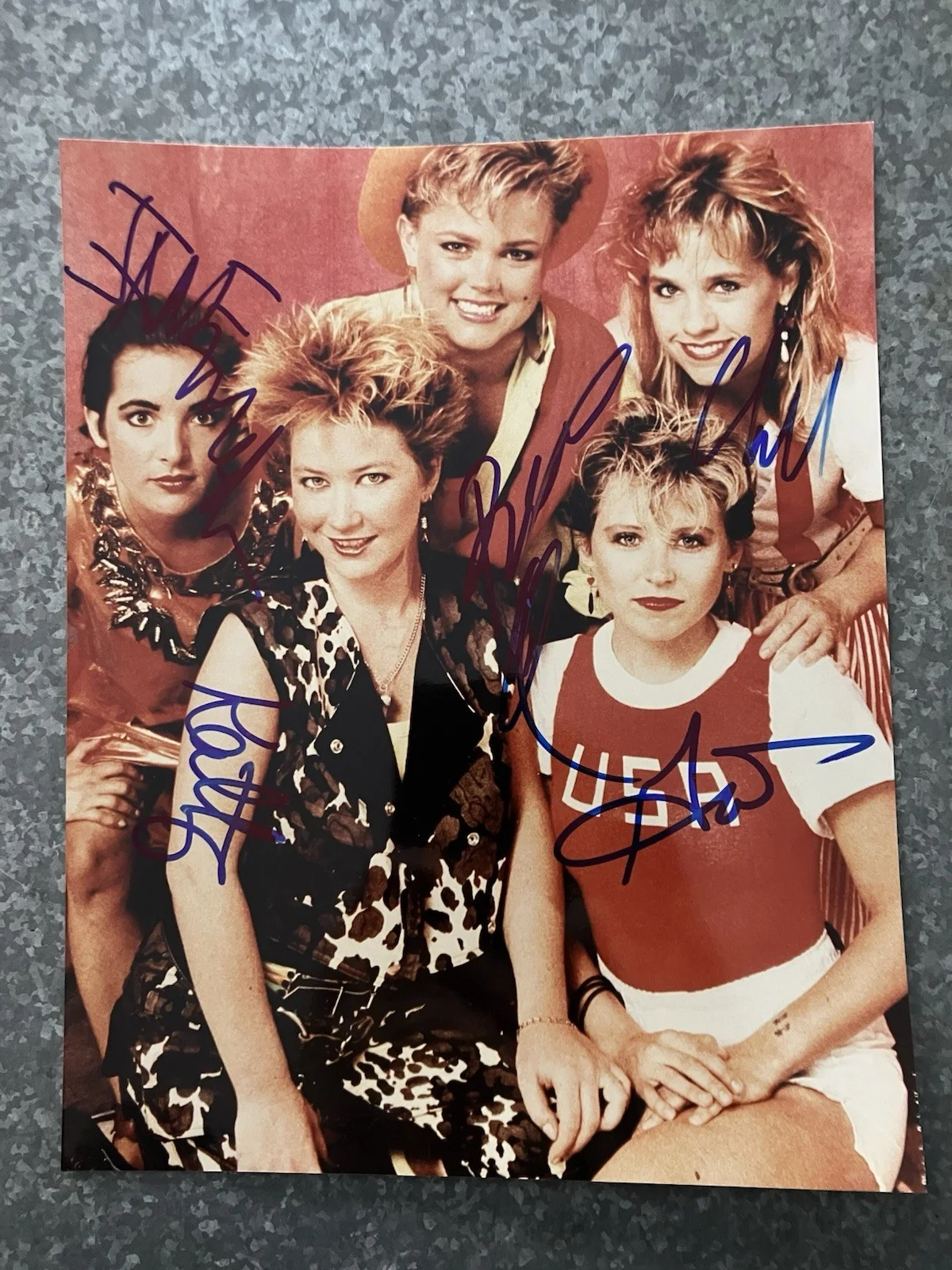 THE GO GO’S BELINDA CARLISLE SIGNED AUTOGRAPH 8x10 PHOTO ALL 5 MEMBERS PSA/DNA, изображение 2