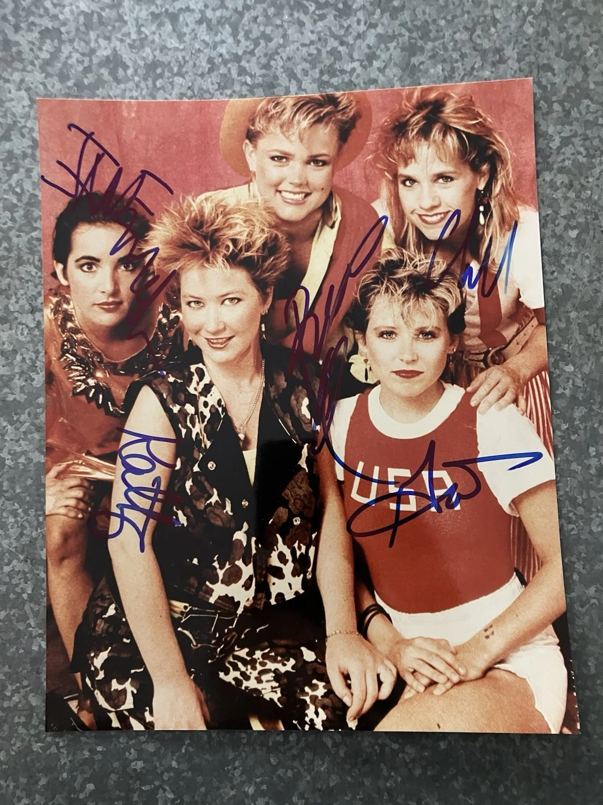 THE GO GO’S BELINDA CARLISLE SIGNED AUTOGRAPH 8x10 PHOTO ALL 5 MEMBERS PSA/DNA, изображение 3
