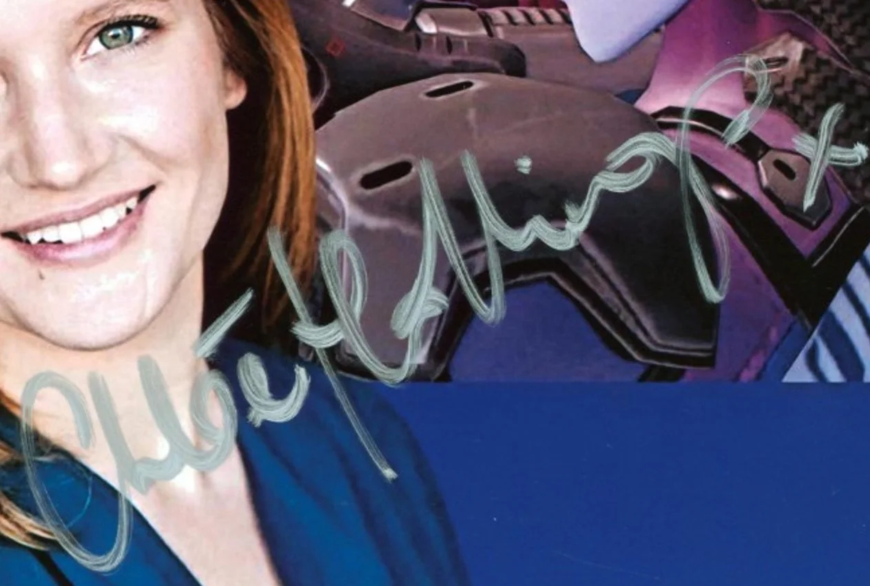 CHLOE HOLLINGS — CHLOE HOLLINGS (Voice of Widowmaker) Signed Overwatch 8x10 Photo (Wizard World), изображение 2