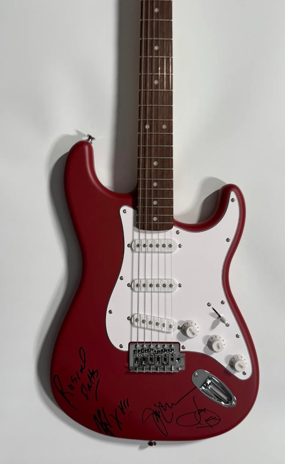 Rascal Flatts JSA Signed Autograph Squire Stratocaster Guitar 100% Charity, image 3