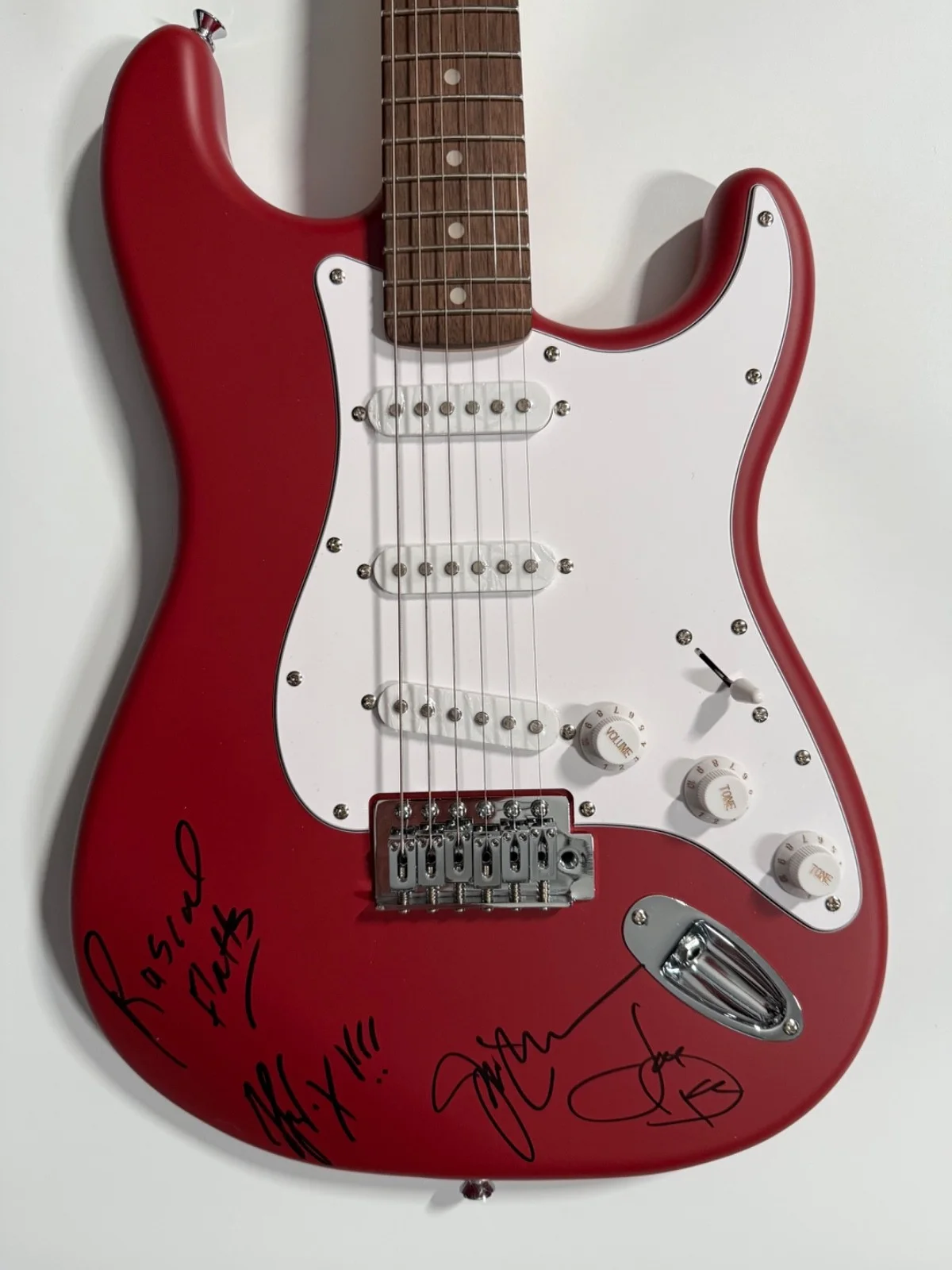 Rascal Flatts JSA Signed Autograph Squire Stratocaster Guitar 100% Charity, image 4
