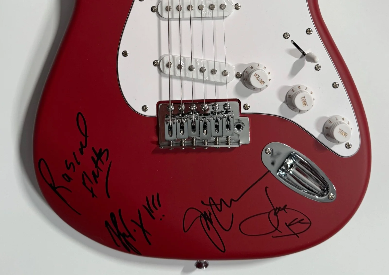 Rascal Flatts JSA Signed Autograph Squire Stratocaster Guitar 100% Charity, image 5