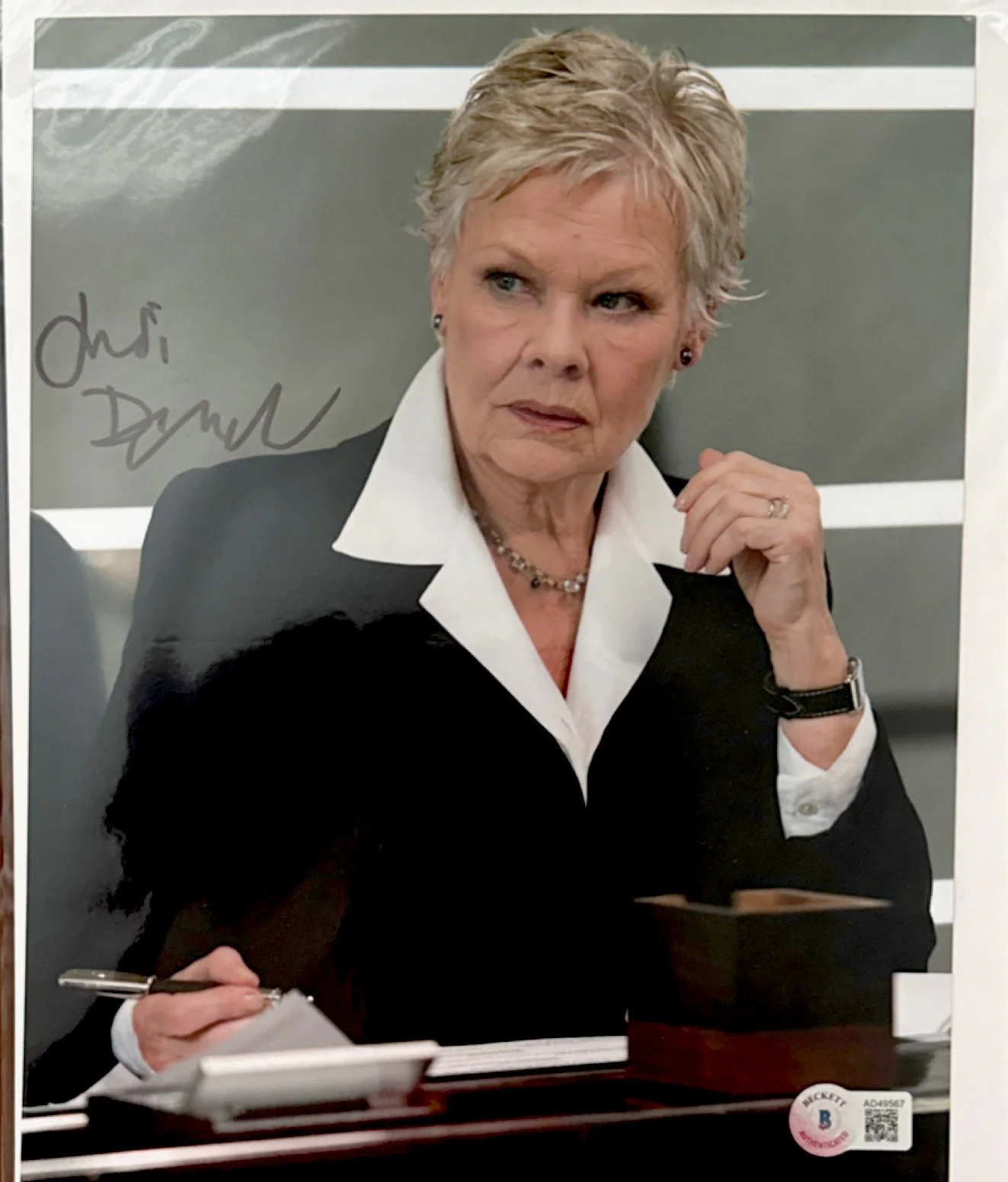 Judi Dench — Judi Dench Signed “James Bond: Quantum of Solace” Photo - Beckett Authenticated, изображение 2